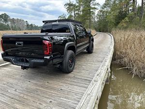 รถยนต์โตโยต้า ทาโคมา ดับเบิ้ลแค็บ TRD Pro 4×4 รุ่นขายดีประจำปี 2023 - Product Image 2