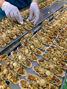 VENTA CALIENTE Pastel en Forma de Barco, Bocadillo Crujiente en Forma de Barco para Golosinas Caseras, Compartir en la Oficina y Venta al por Menor en Vietnam - Product Image 3