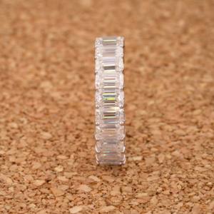 Anillo de diamante cultivado en laboratorio de oro de 18 quilates de lujo Corte Esmeralda VVS2 E Color IGI Certificado Ético Sostenible Proveedor mayorista - Product Image 2