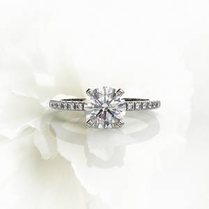 Anillo de Compromiso Exclusivo de Oro de 10K con Media Eternidad de Diamantes de Moissanita de 1.16 Quilates, Joyería Fina para Novia, Directo de Fábrica, Proveedor Personalizado - Product Image 1