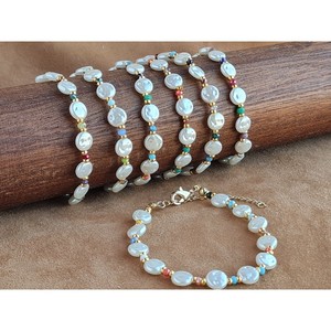 Elegante Brazalete Chapado en Oro con Perlas y Cuentas de Colores, Tendencia de Moda, Atractivo para la Reventa - Product Image 1