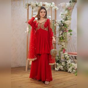 ชุดเสื้อผ้าสตรีแบบหรูหรา ผ้าจอร์เจตต์ ประกอบด้วยเสื้อและกางเกงขายาวปักลายด้วยด้ายอย่างสวยงาม พร้อมผ้าคลุมไหล่ผ้าจอร์เจตต์ เหมาะสำหรับใส่ในโอกาสสบายๆ - Product Image 1