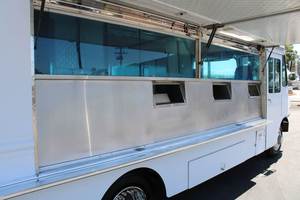 Camioneta de Comida Grummann Olsonn Chevrolet S P30 de 18 pies del 1995 en Excelente Estado - Product Image 3