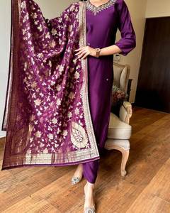 Majestic Mauve Kurta Set avec Banarasi Dupatta Festive Indian Wear pour femme avec broderie Detailing - Product Image 3