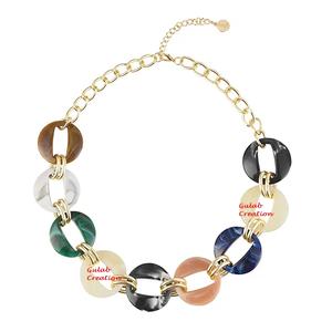 Collier à chaîne en laiton et résine fabriqué à la main Bijoux géométriques modernes pour femmes, matériau mixte léger - Product Image 1