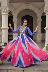 Falso Georgette Bandhej Print Kurti con Gamthi bordado y espejo adornado Trabajo Perfecto para Garba Nights - Product Image 3