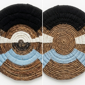 Panier mural en macramé en écorce de bananier naturelle, plateau rond géométrique arc-en-ciel bleu noir blanc, décoration artistique pure pour la mise en scène de la pièce, artisanat - Product Image 2