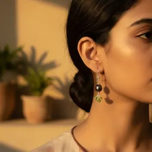 Pendientes Largos Elegantes de Plata con Perlas y Peridoto para Mujer - Product Image 1