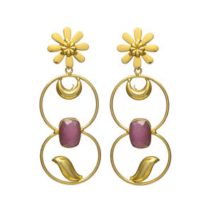 Recién llegado, Pendientes colgantes con diseño de maceta única chapada en oro con pendientes de latón con piedras preciosas de hidro rosadas - Product Image 1