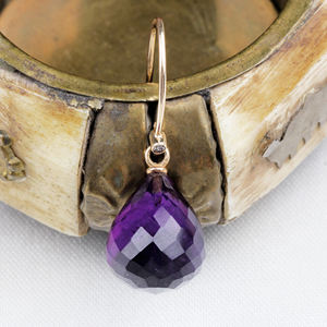 ต่างหูห้อยระย้าทรงคลาสสิกประดับพลอยอเมทิสต์ทรงเหลี่ยมธรรมชาติจาก Memoria Jewels ตัวเรือนทองคำแท้ 18k สีเหลือง ทำด้วยมือ ได้รับการรับรองจาก IGI สำหรับผู้หญิง - Product Image 4
