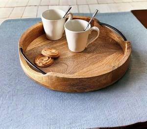 Plateau en bois décoratif rustique plateau de service rond en bois de manguier avec poignées en métal pour Table basse vaisselle ottomane - Product Image 6