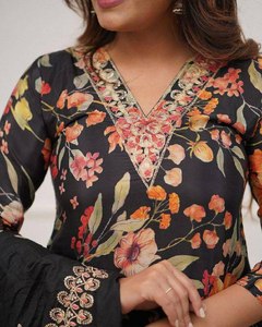 Pure soie russe fantaisie imprimé floral col en V magnifique couleur vive traditionnelle Salwar Kameez pour la fête quotidienne et de bureau spéciale - Product Image 4