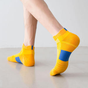 Calcetines de gimnasio duraderos con suela acolchada de tela suave de secado rápido, parte superior ventilada y agarre de arco para hombres y mujeres, calcetines atléticos de fitness - Product Image 4