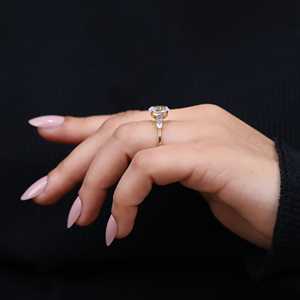 แหวนหมั้นเพชรสามเม็ดทรงรี LR27741 - Product Image 5