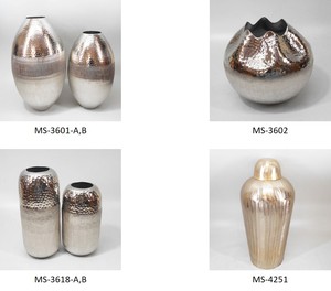 Vase moderne en aluminium fabriqué à la main avec des sculptures géométriques et florales élégantes Une pièce de déclaration chic pour les hôtels et les lieux d'événements - Product Image 2