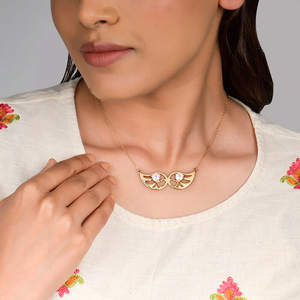 Collar de diamantes con alas doradas de amor - Product Image 1