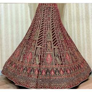 Lehenga Choli de mariée lourde avec 12 Kali Flair et double broderie à la main et Jarakan Dupatta sur tissu non cousu - Product Image 3
