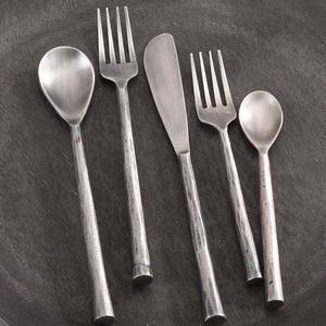 Vente en gros d'ensemble de couverts design pour polissage argent mat avec design design solide et réutilisable avec long manche et logo personnalisé - Product Image 5