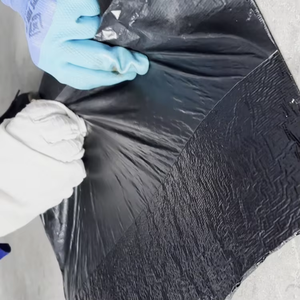 Membrane bitumineuse modifiée aux polymères auto-adhésive respectueuse de l'environnement, résistante aux UV, anti-vieillissement, imperméabilisante pour les travaux souterrains - Product Image 1