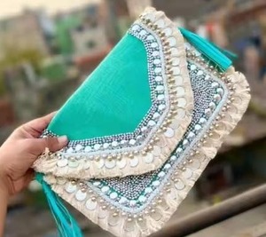 Bolso de Mano con Bordado de Seda Hecho a Mano, Decoraciones de Perlas y Cuentas, Diseño Floral, Cierre de Cremallera Resistente, Logotipo Personalizado, Empaque de Alta Calidad - Product Image 4