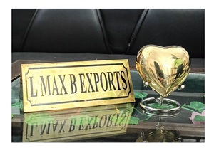 Alta demanda, bajo precio, urna clásica de latón con diseño en forma de corazón, Material metálico, proveedor de urna de cremación para adultos de India - Product Image 2