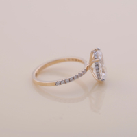 Anillo de Compromiso y Boda con Diamante Cultivado en Laboratorio en Forma de Pera, Certificado por IGI, con Halo Oculto, en Oro Amarillo/Blanco y Rosa de 18K con Banda Pavé