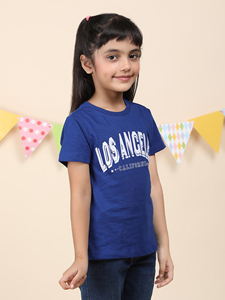 Camiseta de cuello redondo Smart Look 100% algodón para niñas disponible en diferentes métodos de impresión seleccionados a mano para la venta - Product Image 5