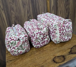 Ensemble de trousses de toilette matelassées faites à la main dans un motif imprimé de blocs floraux parfait pour les voyages et le stockage quotidien - Product Image 2