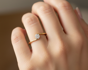 แหวนทองลายคลื่นไขว้ประดับดอกไม้ ดีไซน์หรูหรา ทันสมัย เหมาะเป็นของขวัญสำหรับงานหมั้น งานแต่งงาน และวันครบรอบสำหรับเธอ - Product Image 2