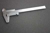 Pied à coulisse vernier de précision disponible en deux versions : acier inoxydable et acier, avec molette de réglage pour un mouvement facile, mâchoires 12,5-15 cm