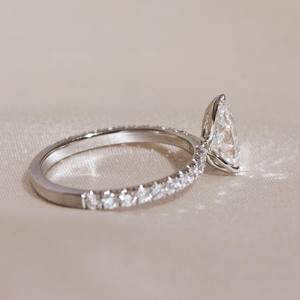 Anillo de compromiso de moissanita con corte de pera de 10x7mm | Solitario con banda pavimentada | Joyería fina de Boda nupcial de oro o plata OEM - Product Image 4