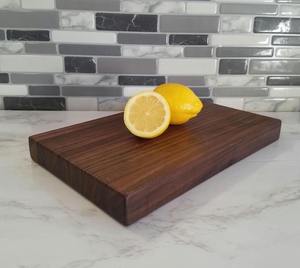 Planche à découper en bois fabriquée en Inde avec logo gravé pour un usage cadeau, planche de cuisine personnalisée sur mesure à prix de gros - Product Image 2