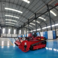 Robot débroussailleur broyeur robuste avec lames flottantes, tondeuse industrielle télécommandée sur chenilles pour terrains forestiers