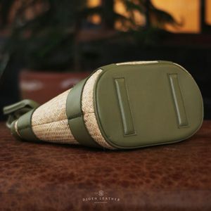 Bolso clásico tejido a mano de la mejor calidad de Indonesia, Marco De cuero Marrón castaño rico, correas de doble ASA, forro de cuero genuino - Product Image 3