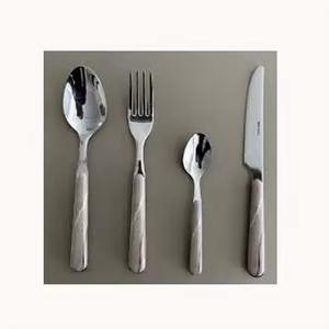 Couverts en acier inoxydable plaqué or, ensemble de couverts cuillère, couteau, fourchette, avec poignée en marbre de forme martelée réutilisable - Product Image 4