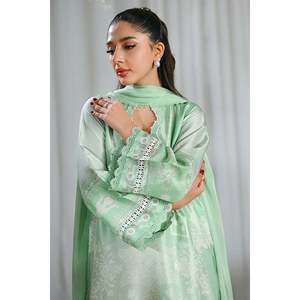 Robe de soirée en satin pour femme Seraphine pour le printemps - Product Image 2