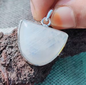 Pendentif classique en argent sterling 925 Fine Wholesale avec pendentifs et breloques en pierre de lune arc-en-ciel - Product Image 3