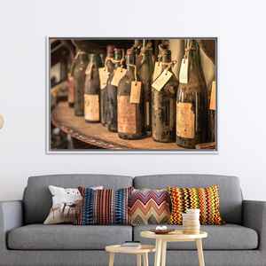 Toile imprimée avec des bouteilles de vin vintage : décoration de bar élégante et tendance, toile encadrée blanche - Product Image 1