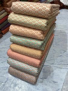 Élégant tissu de brocart jacquard haute densité en soie imprimé motifs floraux Paisley pour robe et tapisserie d'ameublement de vêtements de mode - Product Image 3