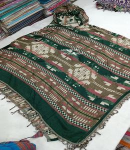 Vente en gros de ponchos d'hiver en laine acrylique imprimés unisexes personnalisés avec sweats à capuche motif géométrique multicolore avec poche Inde - Product Image 4