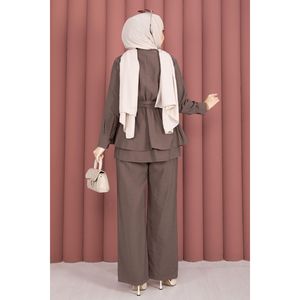Ensemble deux pièces marron café avec broche dorée, pantalon en tissu crêpe à la taille - Product Image 5