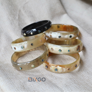 Pulsera de Cuerno de Búfalo con Incrustaciones de Concha, Hecha a Mano en Vietnam, Se Aceptan Pedidos al por Mayor y Personalizados - Product Image 1