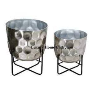 Ensemble de 2 pots en aluminium couleur argent martelé design brillant poli avec cadre de couleur noire et support décor de balcon design - Product Image 1