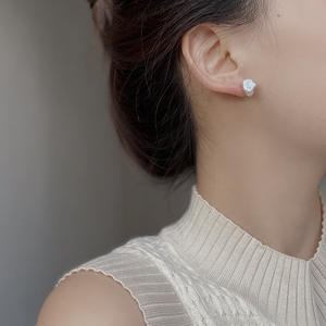 Boucles d'oreilles baroques en perles d'eau douce naturelles Boucles d'oreilles en argent cassé Perle Version coréenne S925 Sterling Silver Retro Temperament Ear - Product Image 3