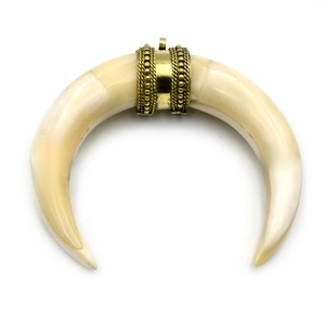 Pendentifs en os sculptés à la main avec des motifs complexes qui capturent l'essence de la nature et apportent une touche d'élégance - Product Image 2