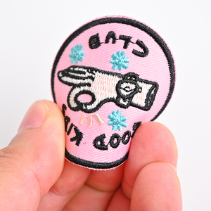 Écussons brodés à la main en polyester avec fil de bullion pour étiquettes de vêtements, utilisant des techniques de tissage - Product Image 6