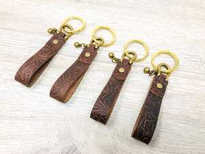 Porte-clés en cuir véritable marron durable fait à la main, design floral en relief, logo personnalisé, forme ovale - Cadeau promotionnel haut de gamme - Product Image 2