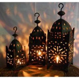 Belle lanterne en fer motifs floraux complexes découpés finition patinée vieillie pour une ambiance rustique traditionnelle pour Pâques - Product Image 6