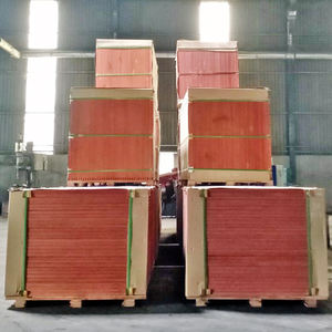 Suelo de madera contrachapada de madera dura impermeable de grado personalizado de Vietnam 28*1160*2400mm tamaño 55-59kg por hoja E0 emisión de formaldehído - Product Image 3