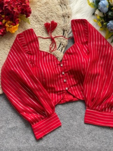 La blusa moderna con patrón de cuello en V se puede usar en sari y laheng Blusa con patrón abierto en la espalda con tasells de uno a tono - Product Image 4